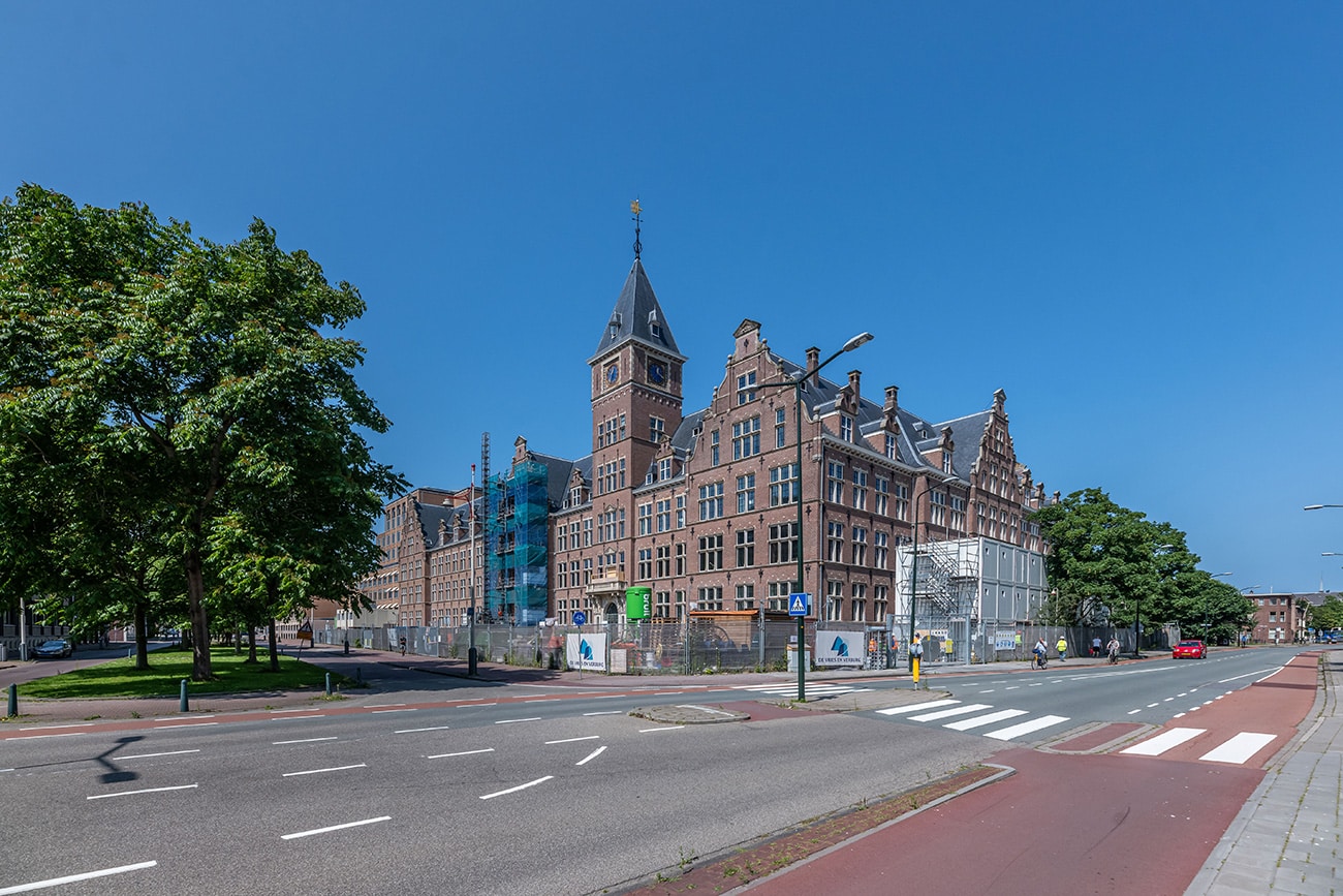 Moderne, glazen koepel tussen oude muren 5