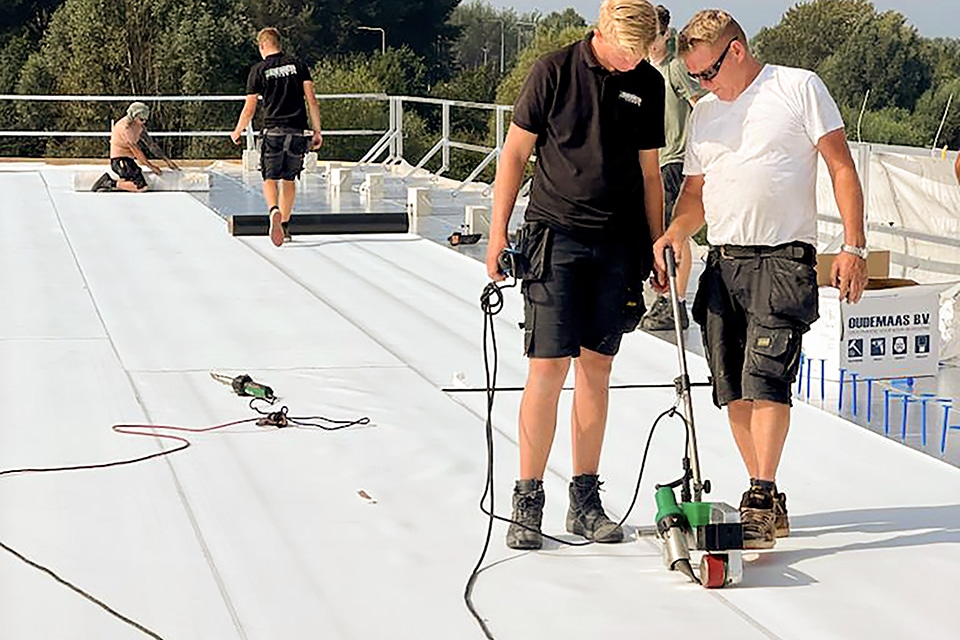 Gele, groene en rode daken voor nieuwbouw PCS 18
