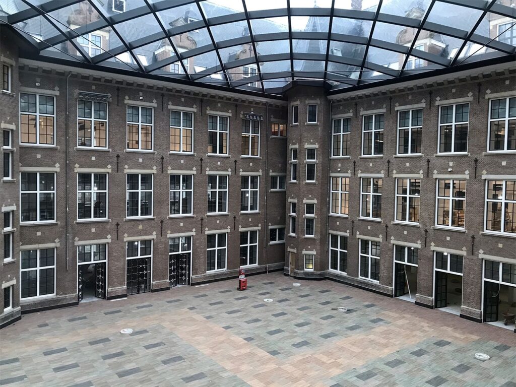 Moderne, glazen koepel tussen oude muren 2